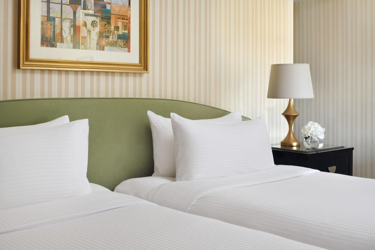 อินเตอร์คอนติเนนตัล ริยาดห์ Hotel ภายนอก รูปภาพ A bed with white sheets
