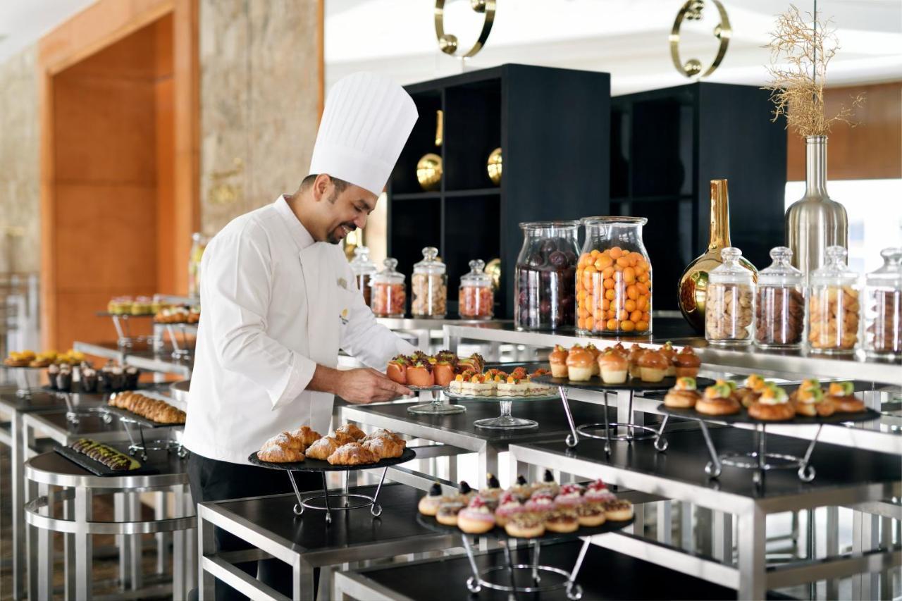 อินเตอร์คอนติเนนตัล ริยาดห์ Hotel ภายนอก รูปภาพ A pastry chef at work