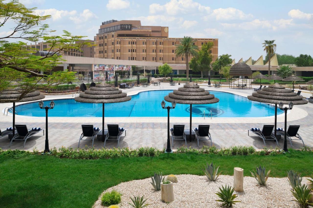 อินเตอร์คอนติเนนตัล ริยาดห์ Hotel ภายนอก รูปภาพ The pool at the hotel
