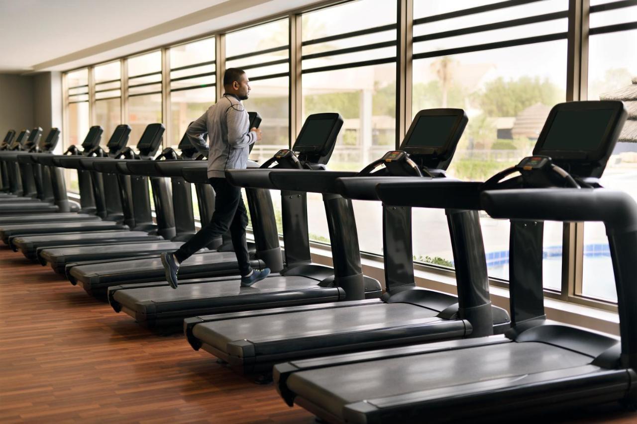 อินเตอร์คอนติเนนตัล ริยาดห์ Hotel ภายนอก รูปภาพ A row of treadmills