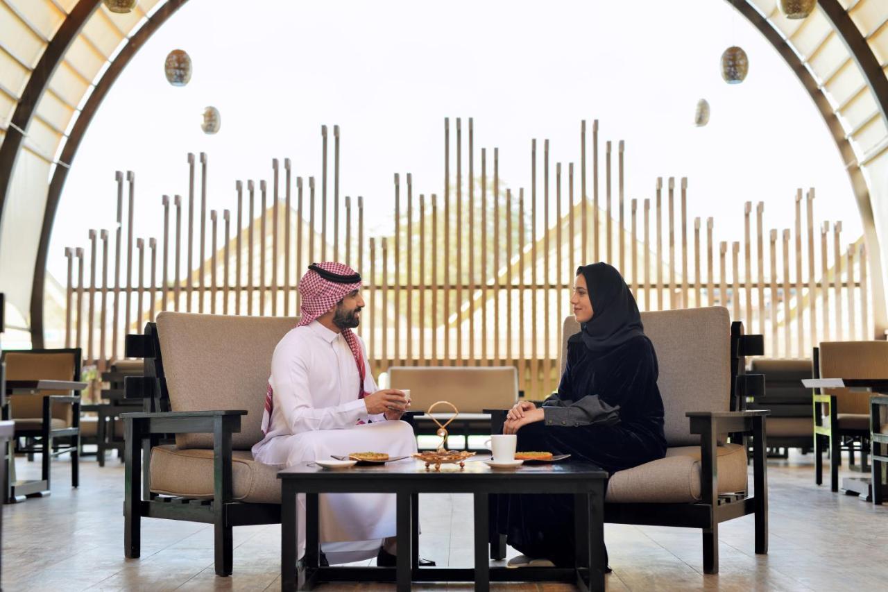 อินเตอร์คอนติเนนตัล ริยาดห์ Hotel ภายนอก รูปภาพ A Saudi Arabian man and woman in traditional dress