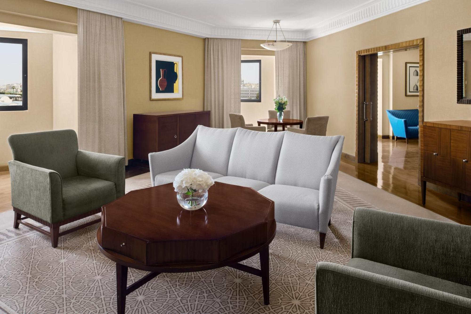 อินเตอร์คอนติเนนตัล ริยาดห์ Hotel ภายนอก รูปภาพ A living room in a suite at the Hilton San Francisco