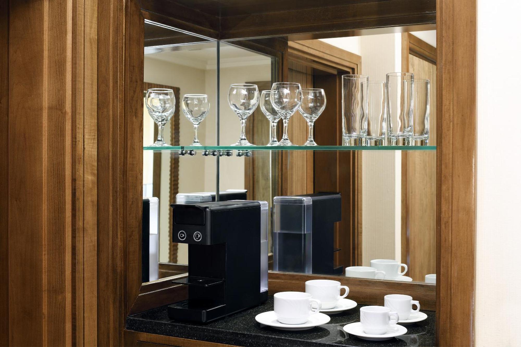 อินเตอร์คอนติเนนตัล ริยาดห์ Hotel ภายนอก รูปภาพ A Nespresso machine in a hotel room
